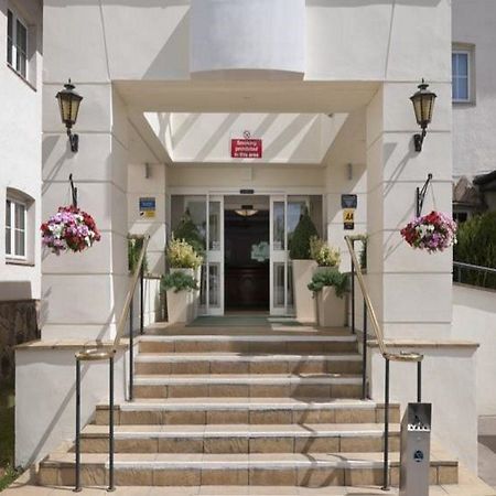 Airport Inn & Spa Manchester Уилмслоу Екстериор снимка