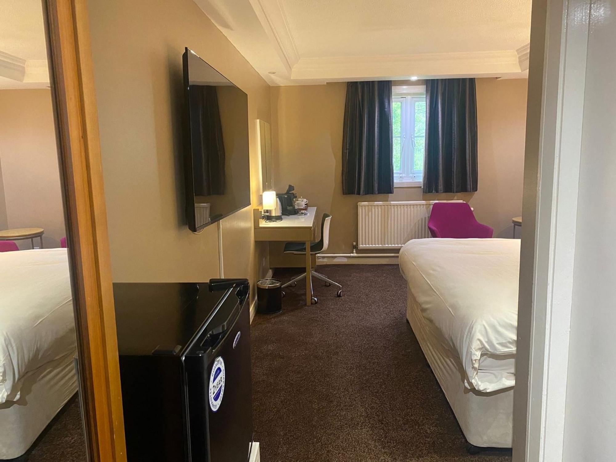 Airport Inn & Spa Manchester Уилмслоу Екстериор снимка