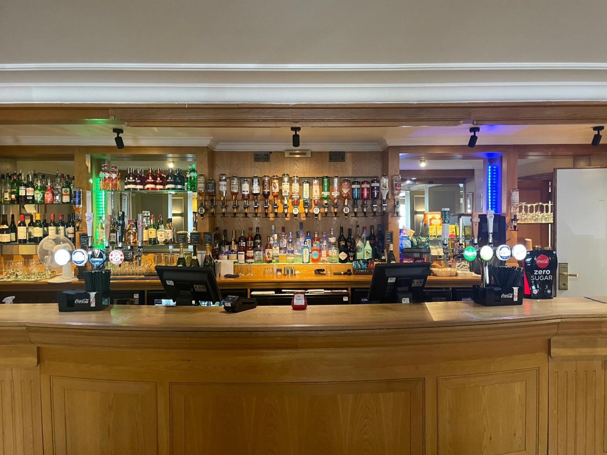 Airport Inn & Spa Manchester Уилмслоу Екстериор снимка