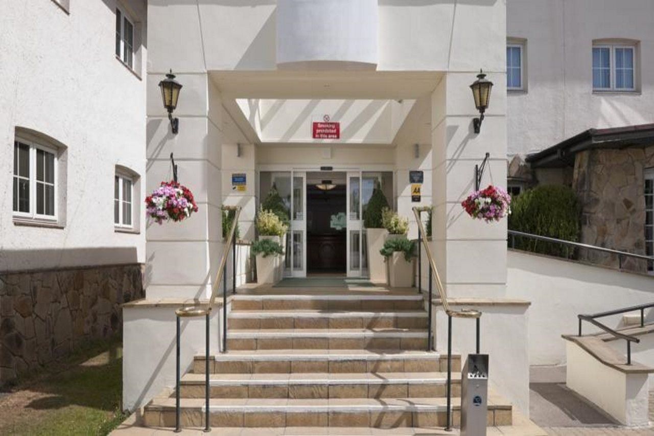 Airport Inn & Spa Manchester Уилмслоу Екстериор снимка